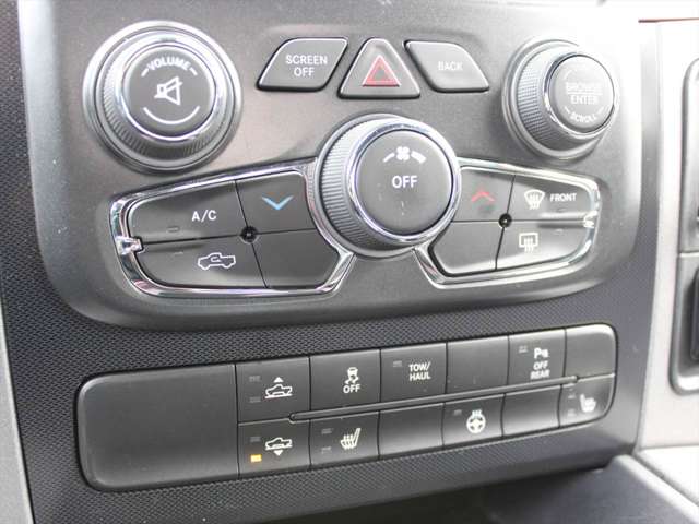 シートヒーターやエアサスペンションの車高調整もボタン一つで操作が可能となります。