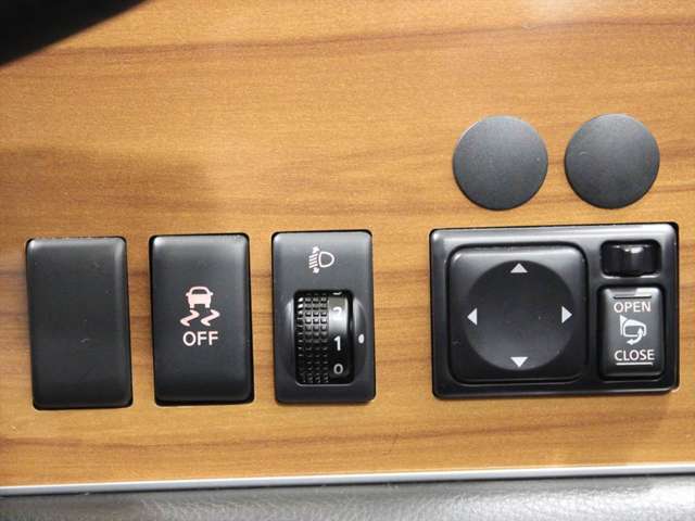 電動格納式のミラーが付いておりますので、駐車時にボタン一つで開閉が可能です。
