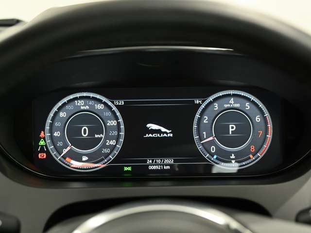 スピードメーターには時刻、瞬間/平均燃費、走行距離、平均速度、運転時間、外気温度、メニュー機能を表示することができます。