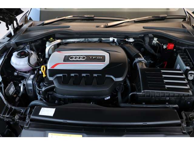 ●TFSIエンジン『排気量を小さくし、燃費・環境性能の向上と余裕あるパフォーマンスを両立するTFSIエンジン。ターボチャージャーとガソリン直噴システムＦＳＩの組み合わせ。』