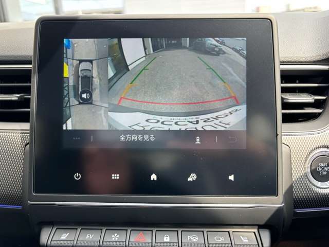 360°カメラ、前後コーナーセンサーを装備し、車庫入れをサポート。