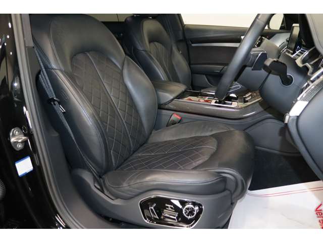 【運転席】ブラックを基調としたインテリアにブラックの本革シート。パワーシートでお好みの位置に座席を設定可能です。シートエアコン・純正フロアマット付です。