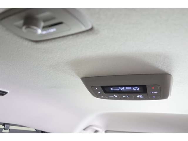 【後席用エアコン】天井には後席用のエアコン操作パネルがあります。温度調節も後席でできるので快適なドライブが楽しめます。