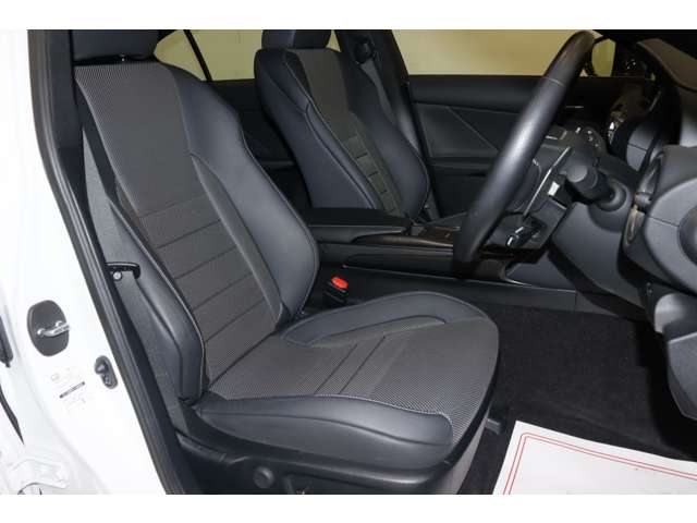 【運転席】ブラックを基調としたインテリアにブラックのレザーシート（合皮※メーカー基準）。パワーシートでお好みの位置に座席を設定可能です。純正フロアマット付です。