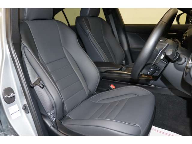 【運転席】ブラックを基調としたインテリアにブラックのレザーシート（合皮※メーカー基準）。パワーシートでお好みの位置に座席を設定可能です。シートヒーター・純正フロアマット付です。