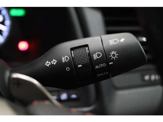 【オートライト】車外の明るさによって自動でライトが点灯。ライトの点け忘れや消し忘れを防ぐことができます。