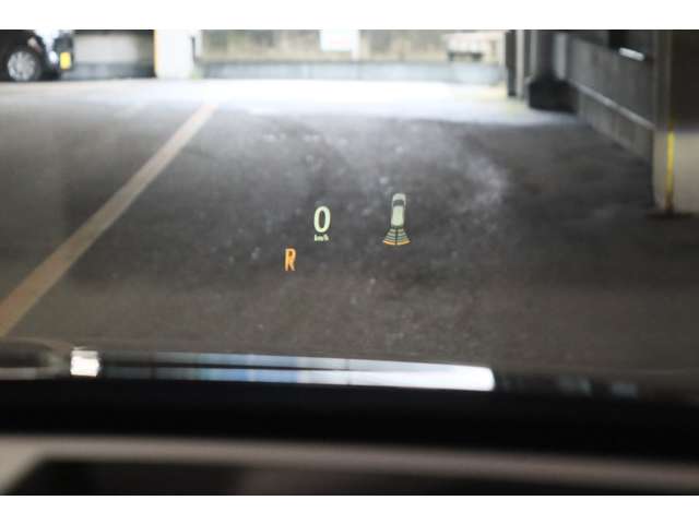 【ＨＵＤ】ヘッドアップディスプレイ。運転中に視線を大きく移動させることなく車速や道路の制限速度といった基本的な情報を表示します。