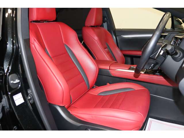 【運転席】ブラックを基調としたインテリアにレッドの本革シート。パワーシートでお好みの位置に座席を設定可能です。シートエアコン・純正フロアマット付です。
