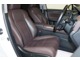 【運転席】ブラックを基調としたインテリアにブラウンのレザーシート（合皮※メーカー基準）。パワーシートでお好みの位置に座席を設定可能です。シートヒーター・ベンチレーション・純正フロアマット付です。