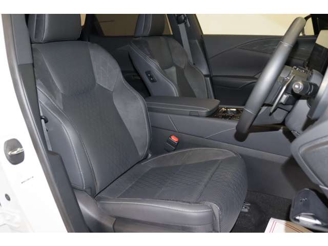 【運転席】ブラックを基調のインテリアにハーフレザーシート（合皮／ファブリック※メーカー基準）。パワーシートでお好みの位置に座席を設定可能です。シートヒーター・ベンチレーション・純正フロアマット付です。