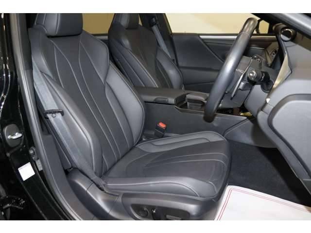 【運転席】ブラックを基調としたインテリアにブラックの本革シート。パワーシートでお好みの位置に座席を設定可能です。シートエアコン・ベンチレーターｔ・純正フロアマット付です。