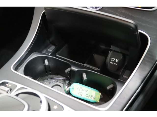 【アクセサリーソケット】消費電力１２０Ｗ未満の電気製品を使用するときにご利用いただけます。車内でのスマートフォンの充電などが可能です。