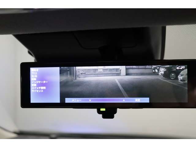 【インテリジェントアラウンドビューモニター】自車両を上から見ているかの映像を映し出すことで、駐車時の運転操作を支援。後部座席のヘッドレストなどで遮られがちな車両後方の映像をミラーに写します。