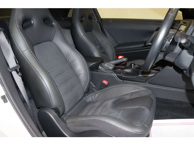 【運転席】ブラックを基調としたインテリアにブラックのハーフレザーシート（合皮／ファブリック※メーカー基準）。パワーシートでお好みの位置に座席を設定可能です。純正フロアマット付です。