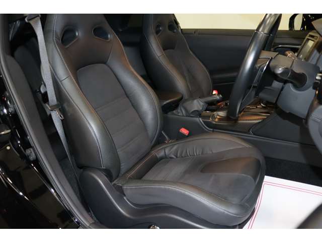 【運転席】ブラックを基調としたインテリアにブラックのハーフレザーシート（合皮／ファブリック※メーカー基準）。パワーシートでお好みの位置に座席を設定可能です。純正フロアマット付です。