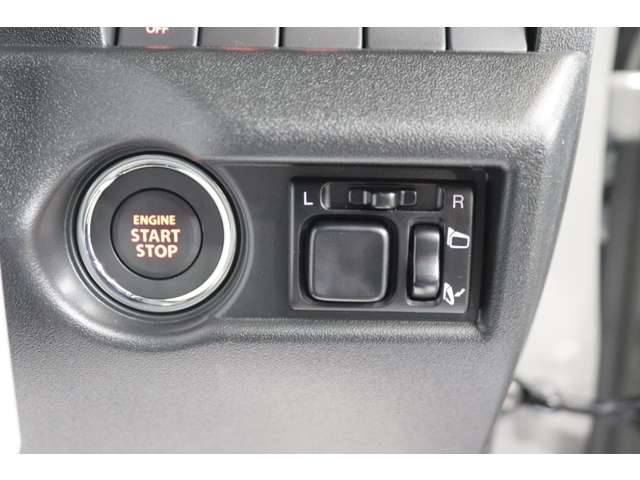 【スマートキー・プッシュスタートボタン】鍵をバッグやポケットに入れたまま、ロックの開閉やエンジンスタートが可能です。