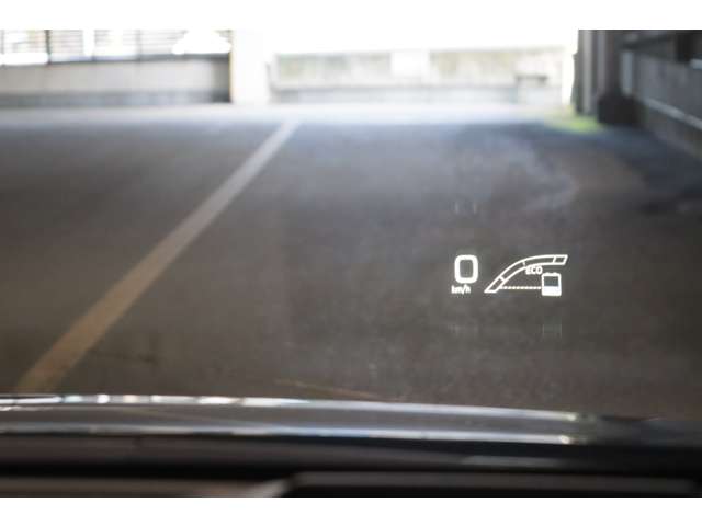 【ＨＵＤ】ヘッドアップディスプレイ。運転中に視線を大きく移動させることなく車速や道路の制限速度といった基本的な情報を表示します。