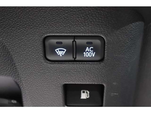 【アクセサリーコンセント】ＡＣ１００Ｖ・最大消費電力１００Ｗ以下の電気製品に利用可能です。車内でスマートフォンやノートＰＣなどの充電が可能です。