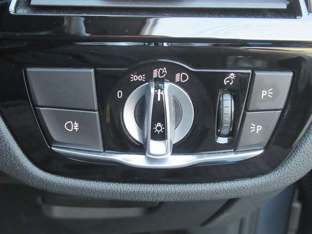 コックピットは全てのコントロール類がドライバーの手の届き易い位置にレイアウトされております。