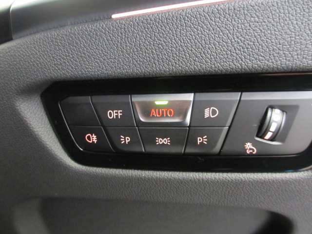 人間工学に基づいて配置されたダッシュボードパネル。ボタン配置を最小限に抑え、直感的に操作が行えます。ナビディスプレイも運転席側に少し傾けられ、ドライバーが使いやすい設計がされています。