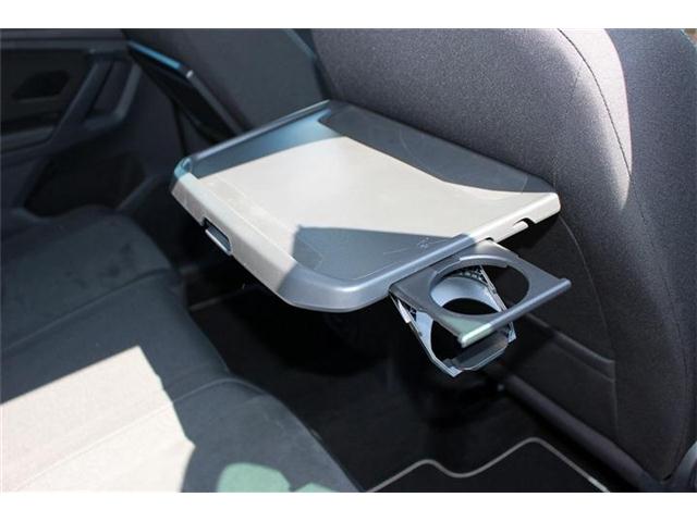 シートバックテーブル:運転席と助手席のシートバックには折り畳み式のテーブルを装備。