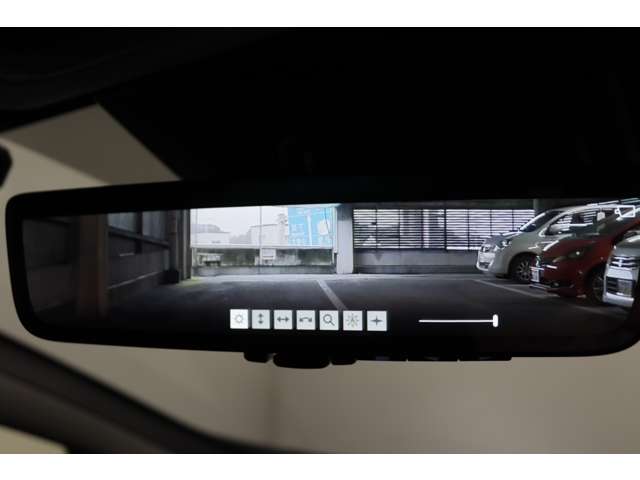 【デジタルインナーミラー】車両後方カメラの映像を映します。ヘッドレストや荷物などで視界を遮らずに後方を確認することができます。切替レバーを操作して通常のミラーモードに変更ができます。