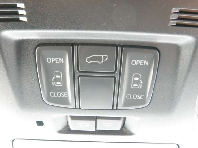 スライドドア、リアゲートは運転席からもスイッチ一つで操作可能です！