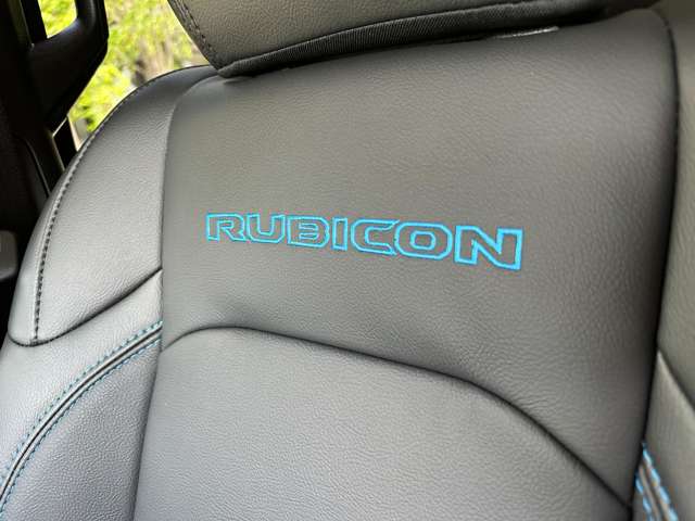 レッドステッチが印象的な上質なレザーシート。背もたれには「RUBICON」のロゴもあしらわれます。