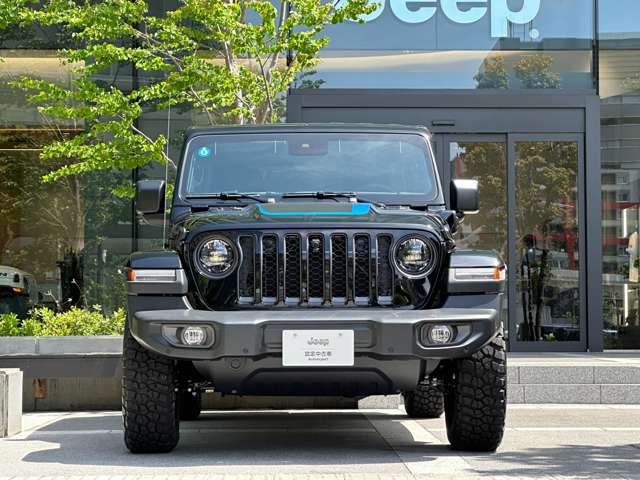 Jeep横浜みなとみらいは2022/7に新規グランドオープン！輸入車ディーラーが多く立ち並ぶみなとみらい大通り沿いに位置。お車でお越しのお客様は当ショールームのある横浜野村ビルの機械式駐車場をご利用可能です。
