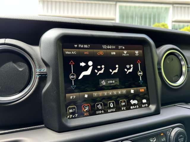 フルカラーディスプレイに最新世代の「8.4インチ U-Connect」を採用し、スマートフォンの各種機能を車載機器で操作できるようにする、Apple CarPlayやAndroid Autoに対応しております。
