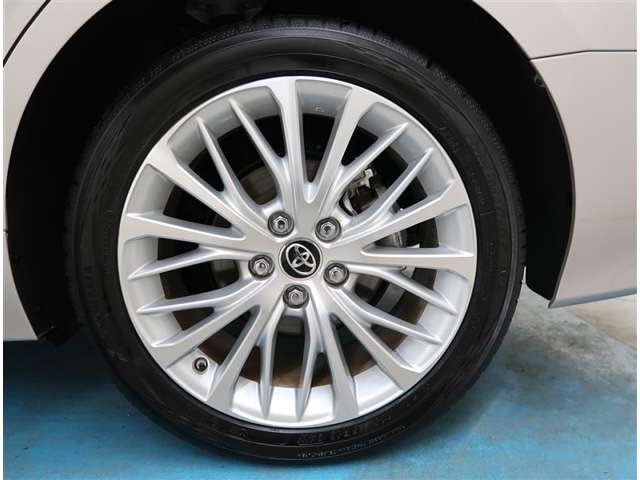 【タイヤ・ホイール】タイヤサイズ235/45R18の純正アルミホイールです。タイヤ溝は約７ｍｍになります。