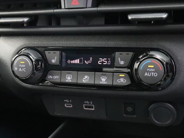 使いやすいレイアウトの空調スイッチ類です。　スイッチも大きく、気温に合わせて直感的に操作できそうですね。操作もしやすく、車内をいつでも快適に保てます。
