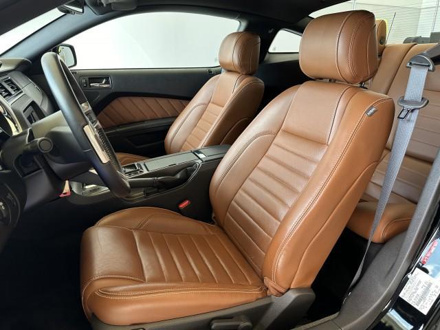 ブラウンレザーシートになっており、運転席・助手席はシートヒーターも装備されております。