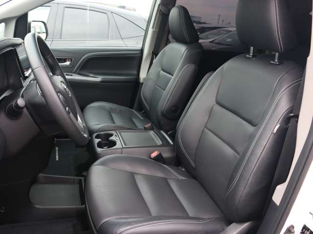 ブラックレザーシートになっており、運転席・助手席はシートヒーターも装備されております。