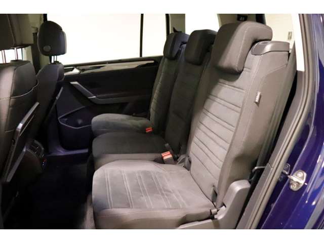 後部座席は3人がけのシートになっております！おとなの方が乗っても不自由のない空間で、後部座席用のエアコン吹き出し口もございます。