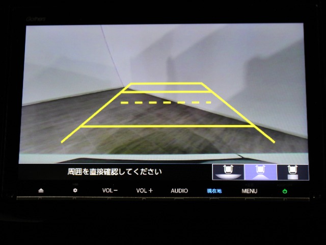 バックカメラと連携してガイドラインをナビ画面に表示し後退駐車・出入庫時のサポートをします。