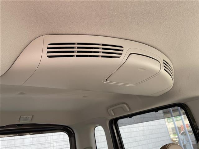 【後部座席送風機能（リヤシーリングファン）】前席のエアコンの冷えた空気を効率よく後部席に運んで車内を冷やすための装置です♪