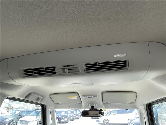 【後部座席送風機能（リヤシーリングファン）】前席のエアコンの冷えた空気を効率よく後部席に運んで車内を冷やすための装置です♪