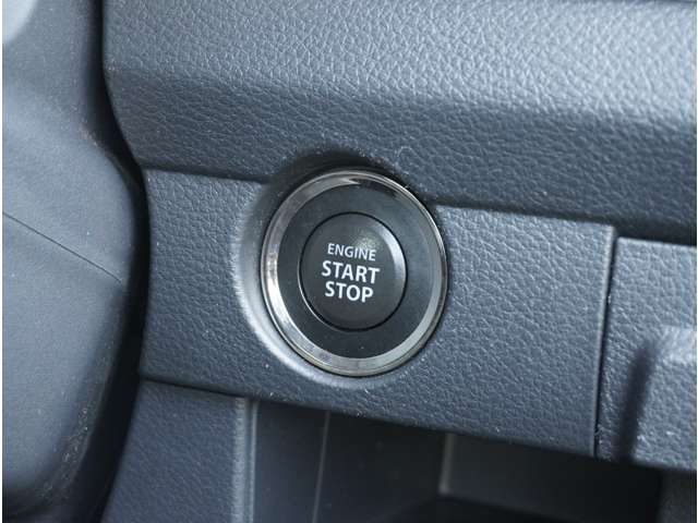 【　プッシュボタンスタートシステム　】　「アドバンストキーを携帯し、ブレーキペダルを踏みながらインパネ上のボタンを押すだけで、エンジンの始動／停止ができます。」
