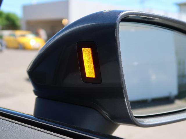 アウディサイドアシスト『後方の死角を並走する車両を検知しドアミラーの内側のＬＥＤが点灯。ドライバーに注意を促し事故を未然に防ぐシステムです。』
