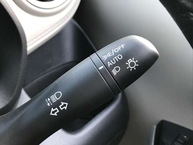 オートライトシステム！夕暮れ時や、雨天でフロントワイパーを使用した時に、自動でヘッドライトを点灯。周囲のドライバーや歩行者の注意を喚起し、事故低減をサポートします。