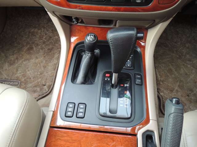 トヨタ ランドクルーザーシグナス 4.7 4WD タイミングベルト交換済み/本革シート 愛知県の詳細画像 その14