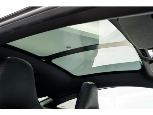 ガラスルーフによって開放感があり、光が差し込むことによって車内で快適な時間を過ごすことが可能です。