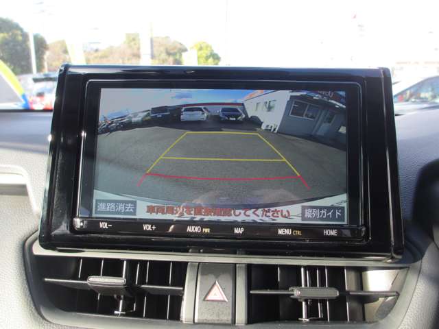 【バックモニター】ギヤをリバースに入れれば車内モニターに後方の様子を映し出し安全確認ができて便利！！