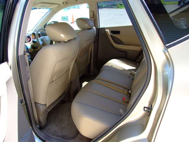 フカフカの本革リヤシート！　純正プライバシーガラス採用で、室内のプライバシーを守ります。夏場の車内温度も上がりにくくなります。