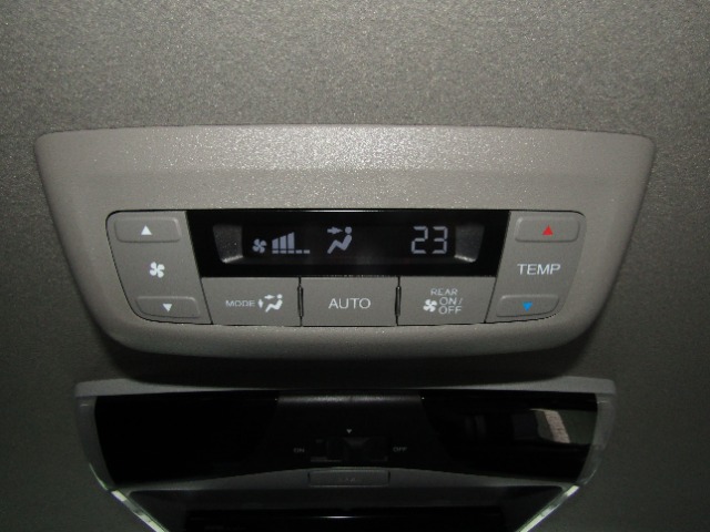 運転席、助手席、リア席それぞれでエアコンの温度調整ができる『トリプルゾーンコントロール・エアコン』となっております！