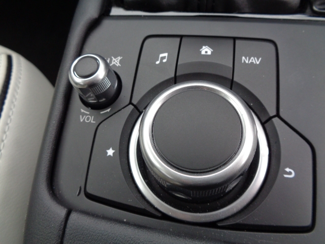 手元を見なくてもノールックで直感的に操作が出来るコマンダーコントロールはドライバーの気持ちに寄り添える様にと、マツダの考え方を具現化したひとつの例です。