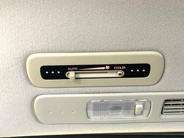 【問合せ：０７４９－２７－４９０７】【サーキュレーター】エアコンの風を後部座席まで届けてくれ、広い車内空間でも素早く快適な温度になります♪真夏や真冬に便利な機能です。
