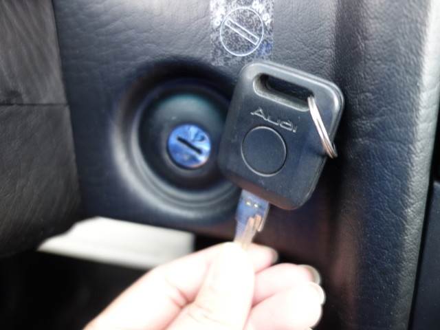 鍵にはキーレスエントリーを搭載しております。ボタン操作1つで簡単にドアの施錠解錠ができるので、車の乗り降りの際にもたつくことがありません！