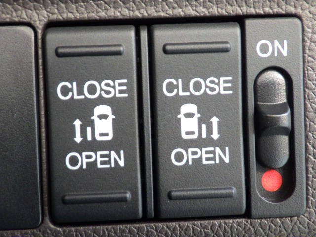 ★両側パワースライドドア★ 開ける・閉めるが電動でらくらくのパワースライドドアです（*＾－＾*）リモコンや運転席のスイッチなどでカンタンに自動開閉します♪